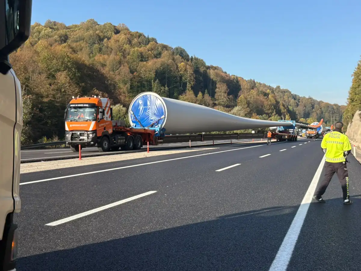 Bursa’da dev kanat konvoyu geçişinde trafik bekletildi