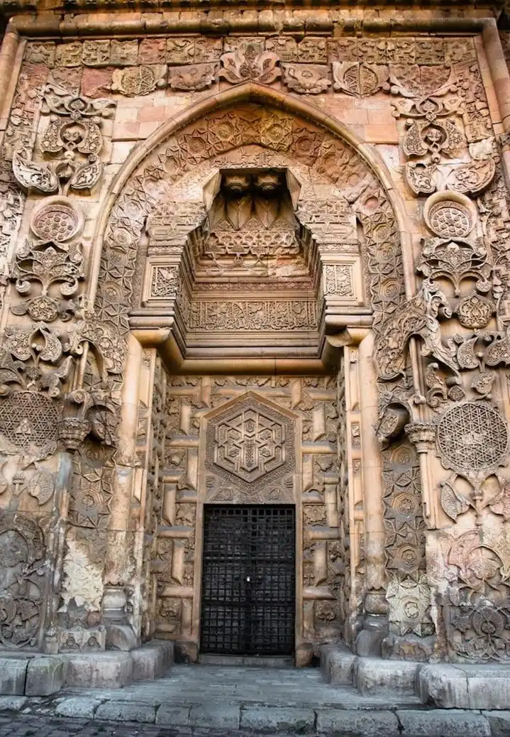 Divriği Ulu Camii taş işçiliğiyle dikkat çekiyor