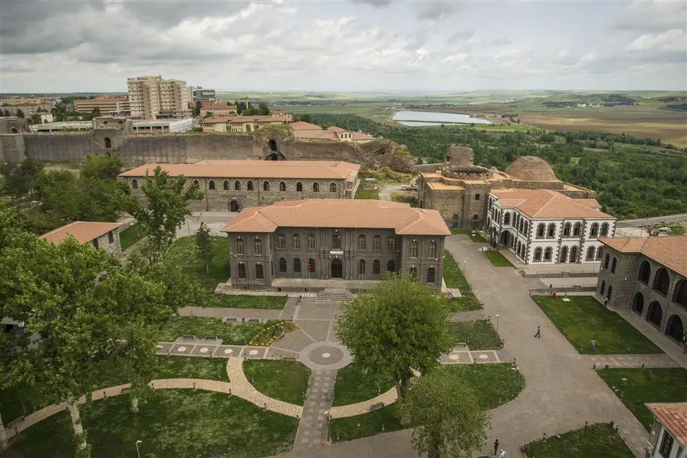 Diyarbakır İçkale binlerce yıllık mirası günümüze taşıyor