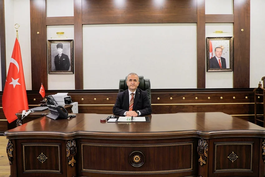 Vali Hatelipoğlu’ndan akademisyene sosyal medya yanıtı