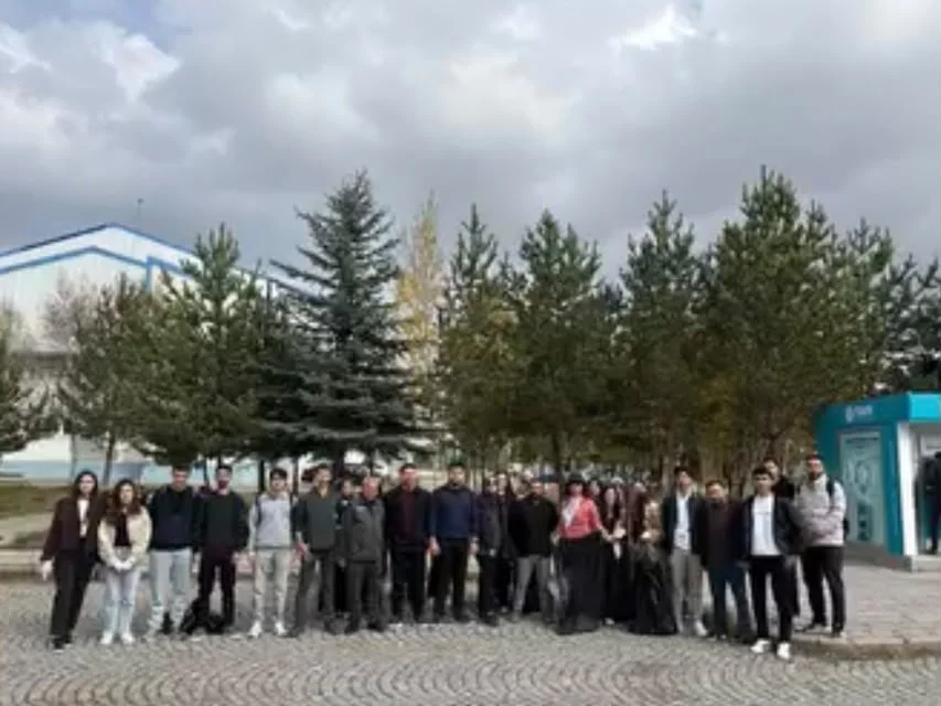 Kafkas Üniversitesi öğrencileri çevre için temizlik yaptı