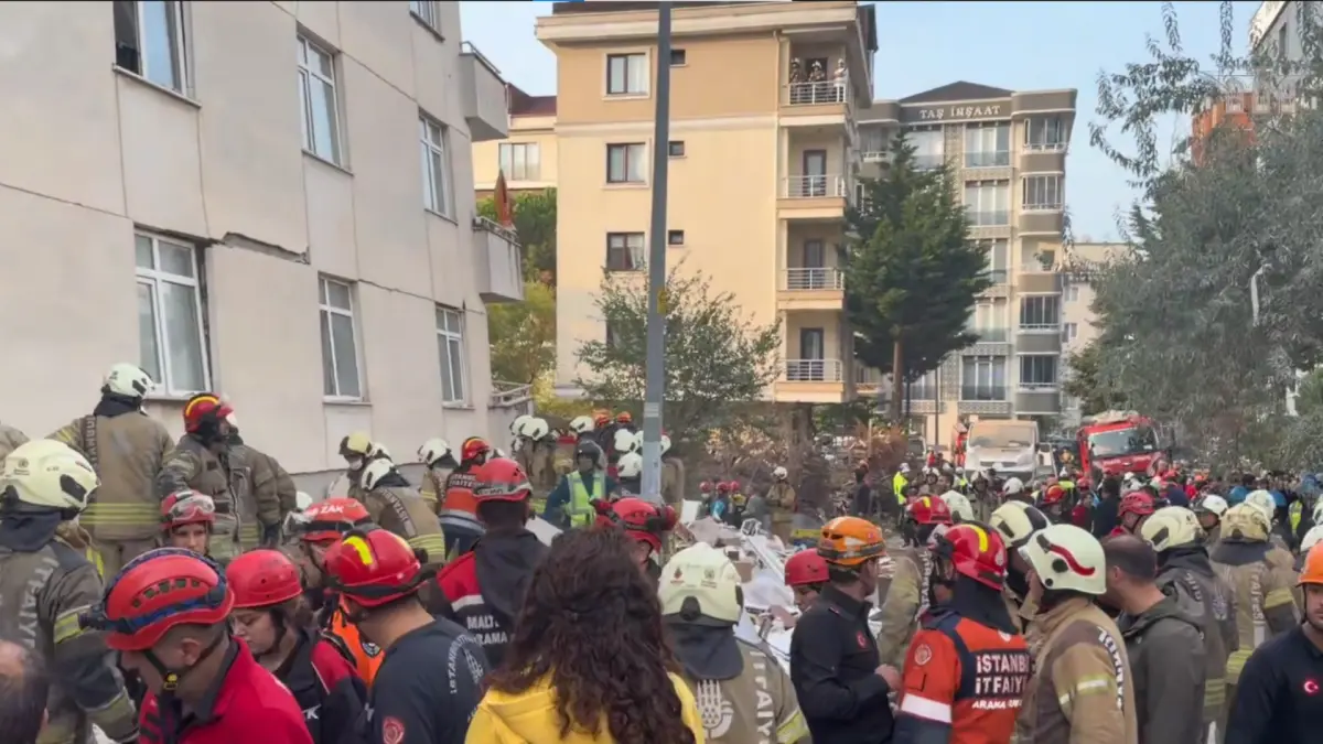 Maltepe’de 7 katlı binanın 3 katı çöktü: 1 ölü, 10 yaralı
