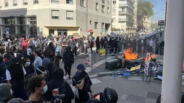 Paris ve Lyon’da sokağa çıkma yasağı bir gün daha uzatıldı