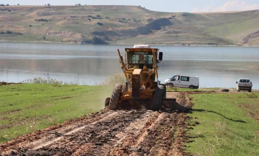 Hilvan’da feribot yoluna ulaşan güzergahta yol çalışması