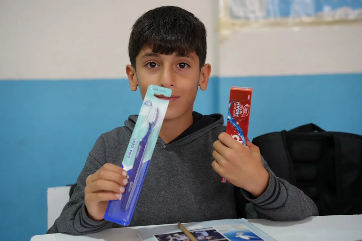 Kızılay Silopi’de öğrencilere diş fırçası ve macunu dağıttı