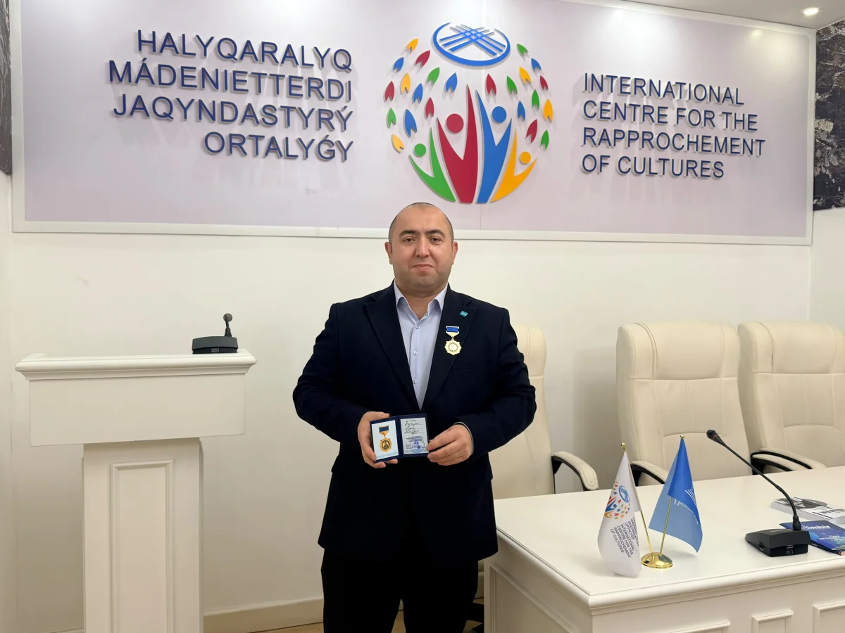 Azerbaycanlı gazeteciye Kazakistan’dan üstün hizmet nişanı