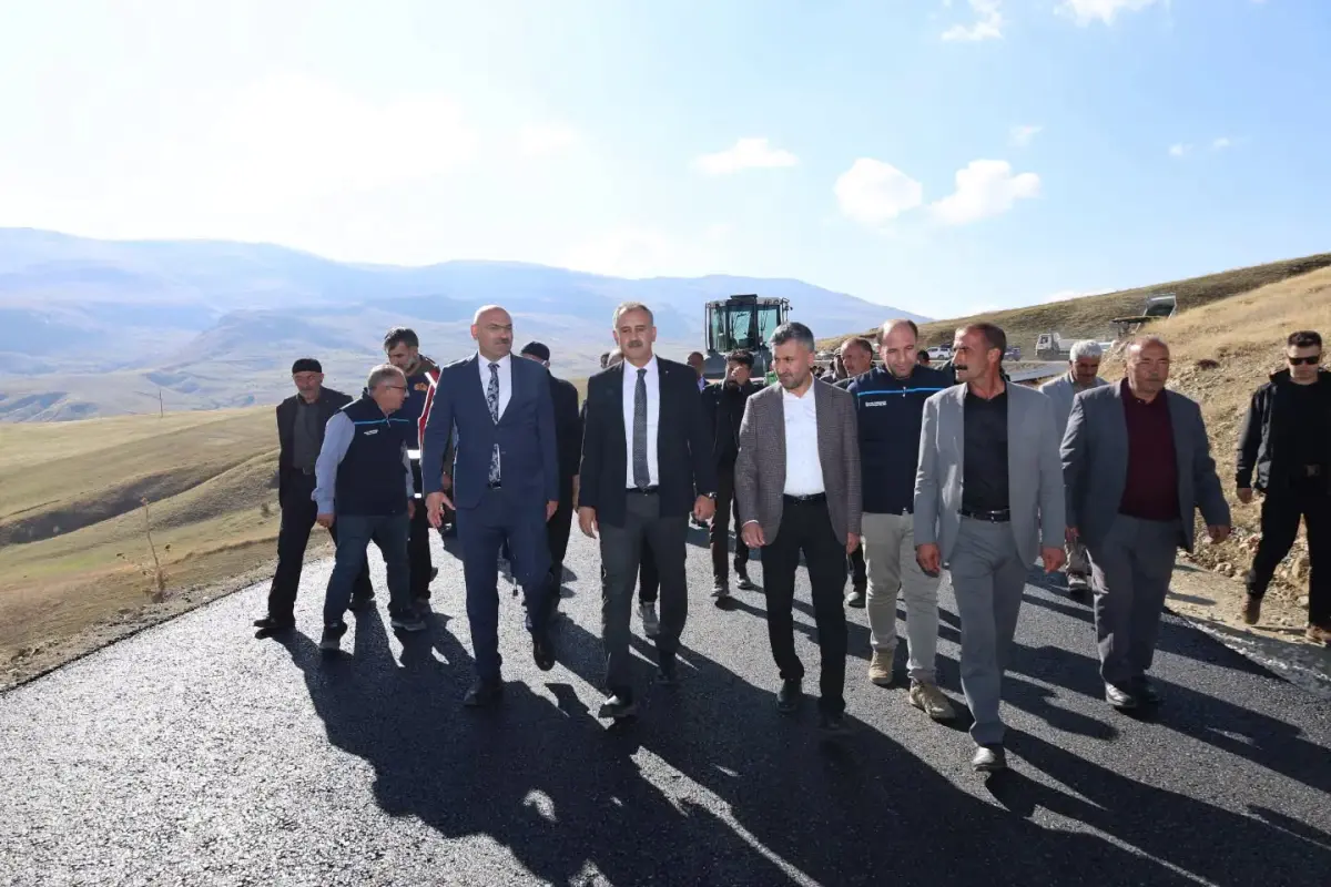 Ağrı Valisi Bozkurt köy yolu asfalt çalışmalarını inceledi