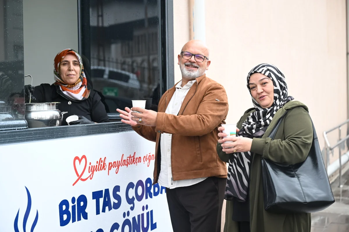 Yeşilyurt’ta hastane önünde ücretsiz sıcak çorba ikramı